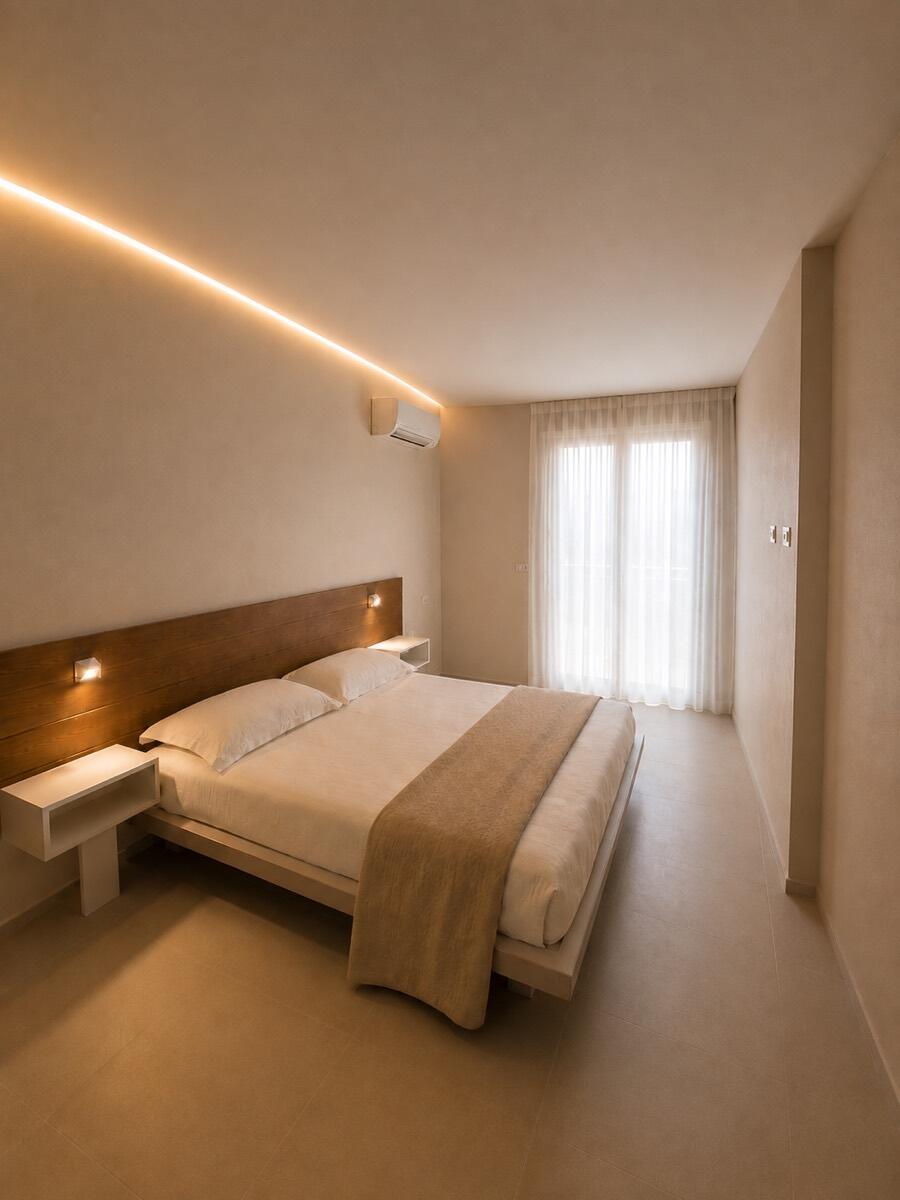 Camera con veranda: letto matrimoniale, testata in rovere e porta finestra