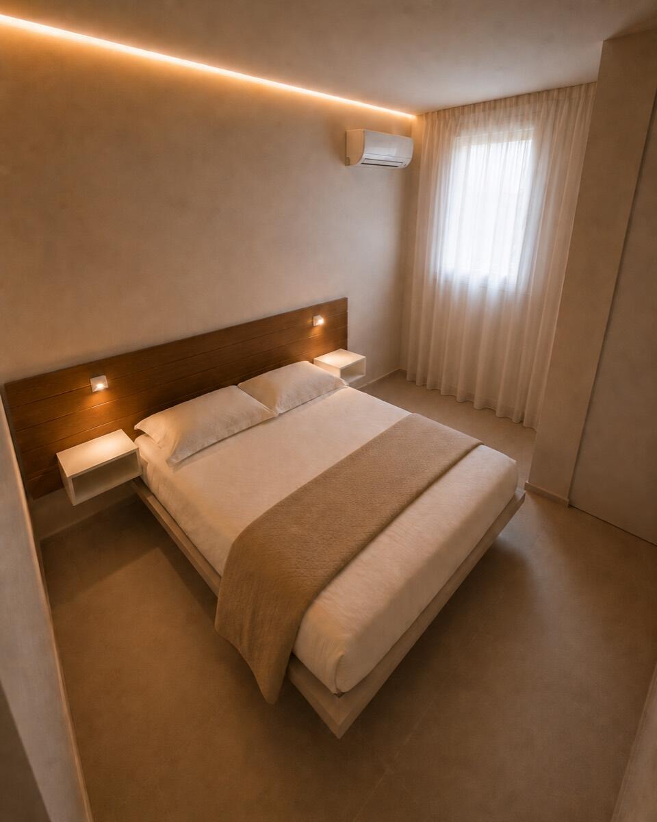 Camera Cocoon interna: letto matrimoniale, testata in rovere e finestra