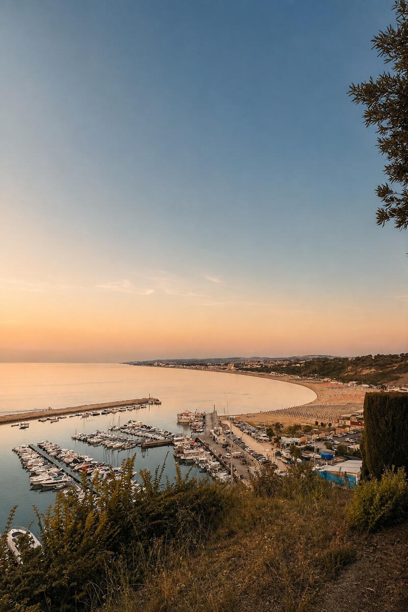 La spiaggia di Marcelli con il porto turistico e la costa che si allunga