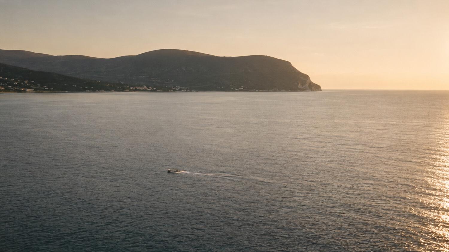 Il monte Conero visto dal mare nella luce della sera