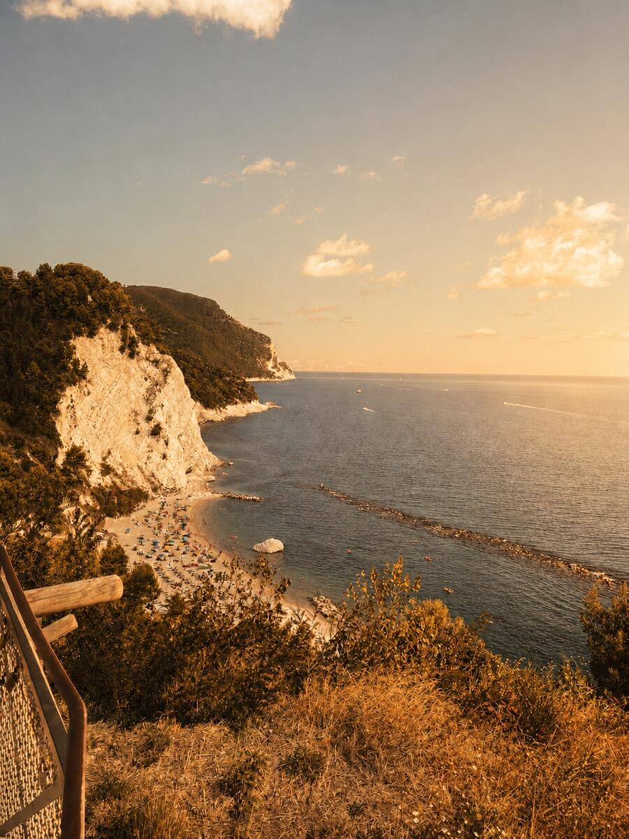La costa di Sirolo vista dall'alto con la falesia bianca