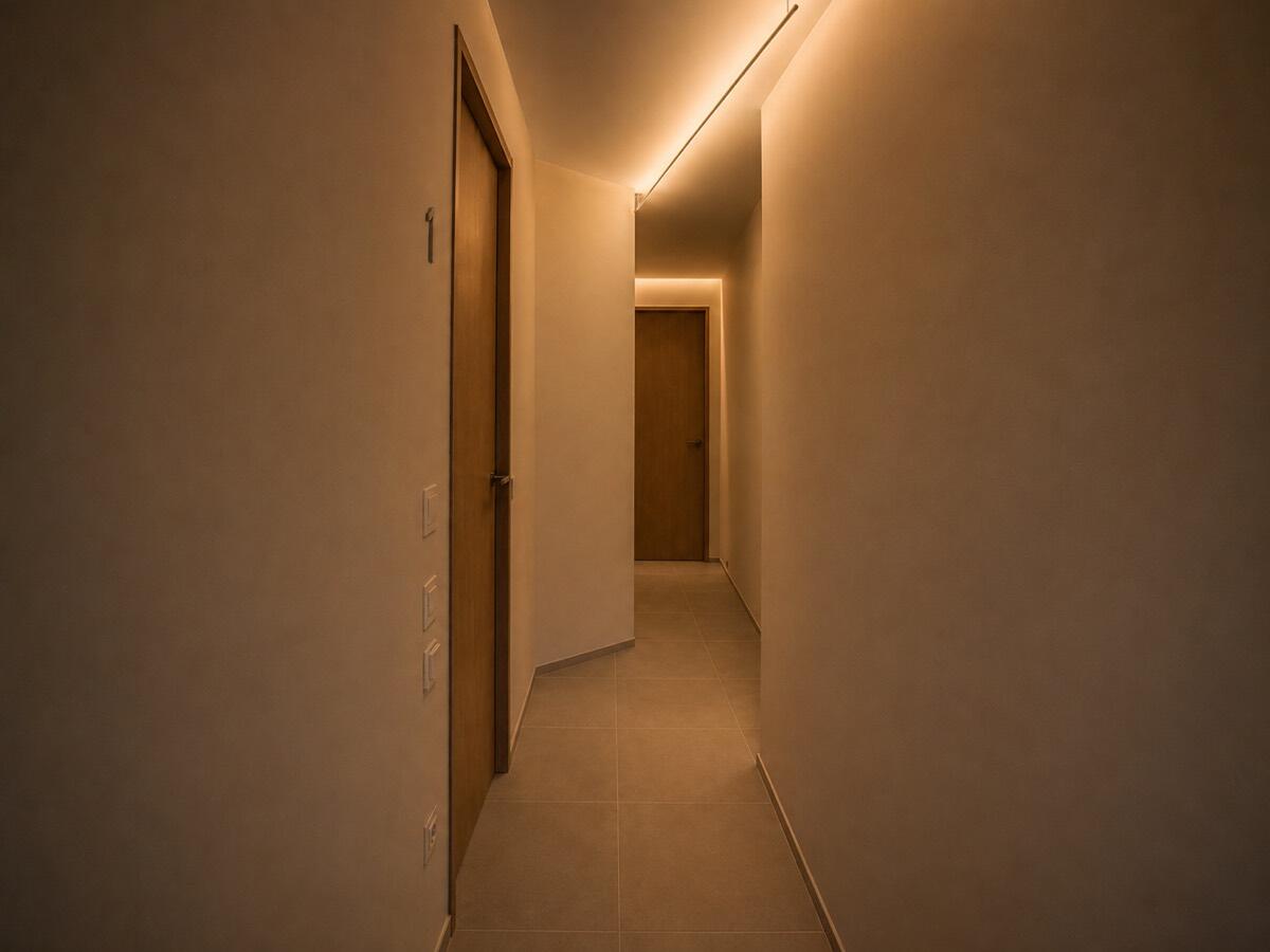 Corridoio delle camere con luce calda a filo soffitto